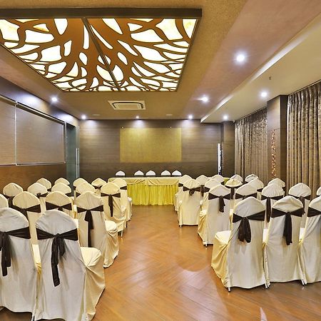 Oyo 13253 The Grand Vinayak Hotel Ahmedabad Exterior foto