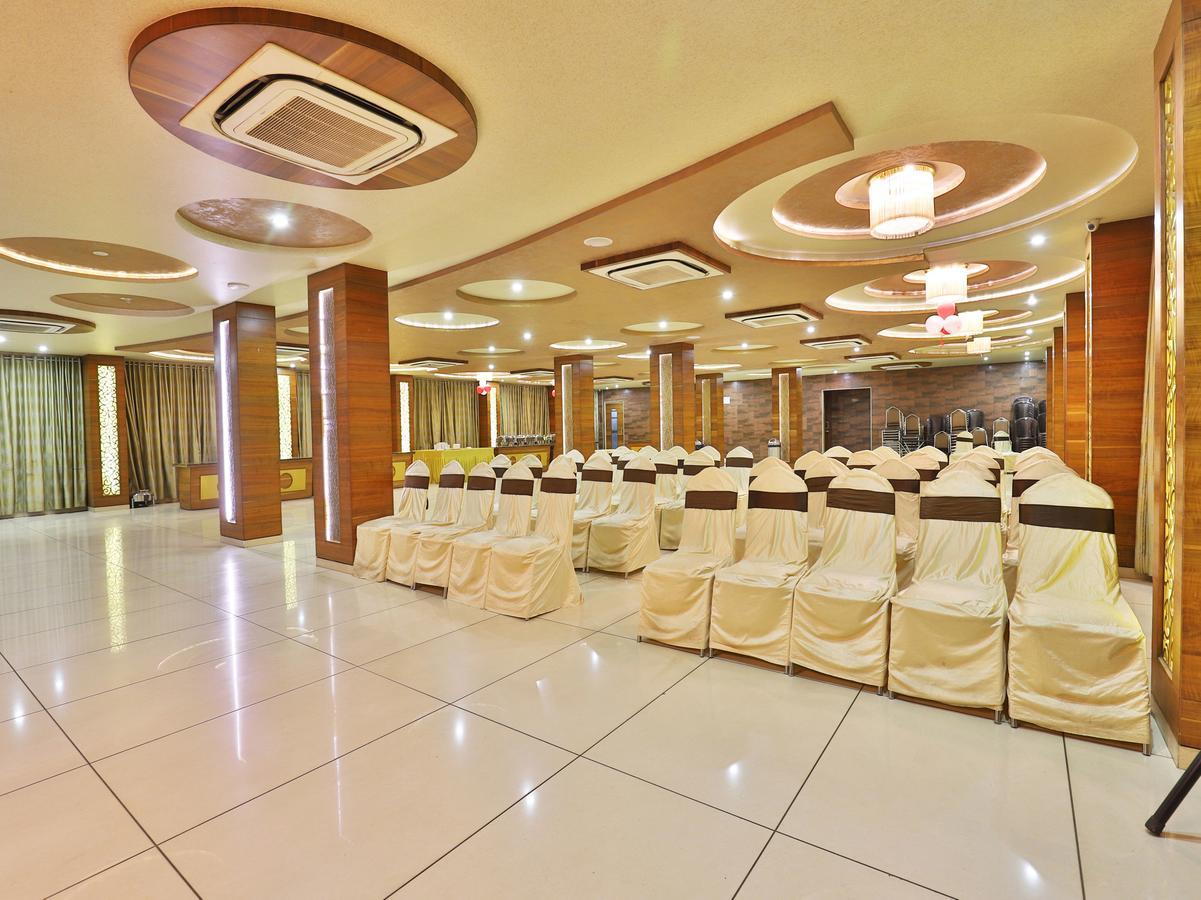 Oyo 13253 The Grand Vinayak Hotel Ahmedabad Exterior foto